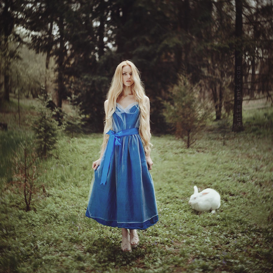 12840910-R3L8T8D-880-fairytale-photography-women-animals-anita-anti-32__880