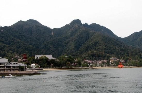 Itsukushima-Island-550x363[1]