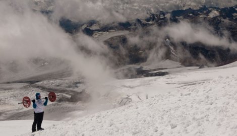 673711_sa-tegovima-na-elbrus02-foto-profimedia-rs_f