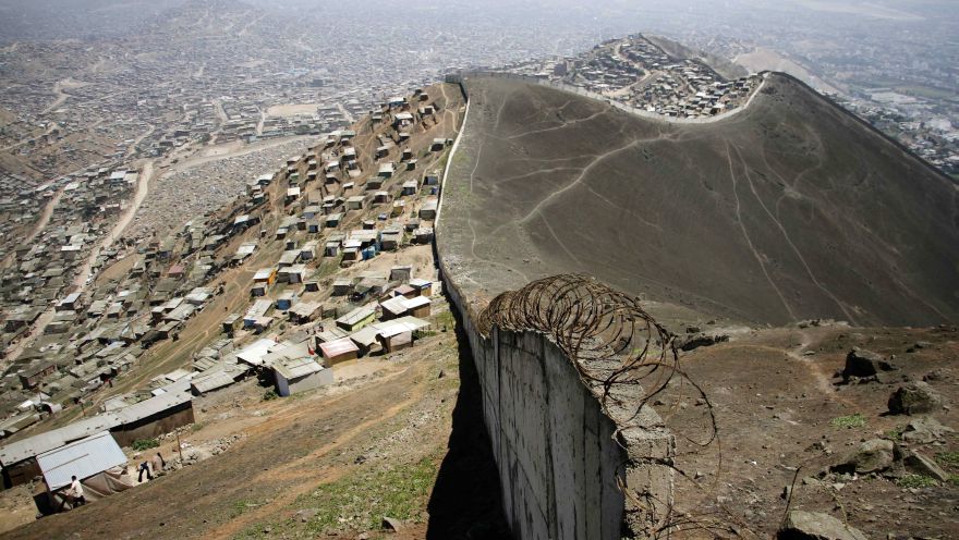 ACOMPAÑA CRÓNICA:FMI BM LIM01. LIMA (PERÚ), 07/10/2015.- Vista de la población de bajos recursos económicos del barrio de Vista Hermosa de San Juan de Miraflores en Lima (i), que ha sido separada hace cuatro años por un muro de concreto y púas del opulento barrio de Las Casuarinas (d), un espejo de la desigualdad en el reparto de la riqueza que domina en Latinoamérica. Mientras Perú se ha convertido esta semana en la capital económica mundial al acoger la asamblea anual del Fondo Monetario Internacional (FMI) y el Banco Mundial (BM), las colinas del sur de Lima muestran el lado oculto del desarrollo económico y la lucha por la reducción de la pobreza. EFE/OXFAM/SOLO USO EDITORIAL