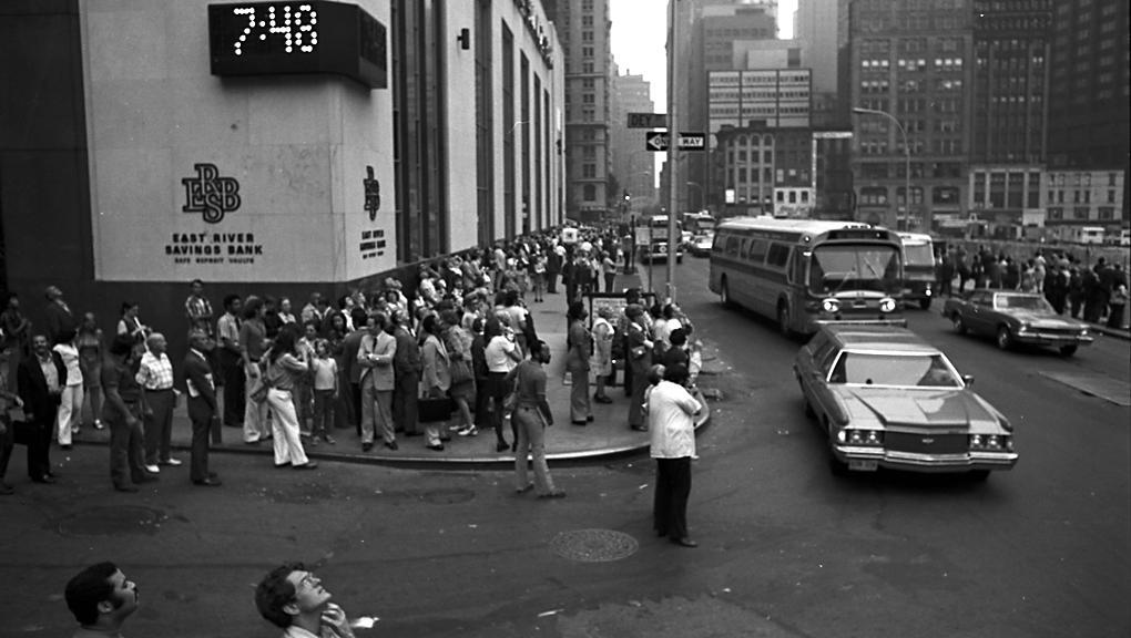 philippe_petit_tightrope_crowds-xlarge[1]