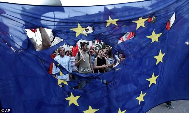 2A1069FA00000578-3143346-Euro_crisis_Greek_protesters_burn_a_European_Union_flag_in_the_n-m-14_1435589923757