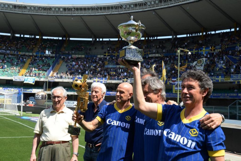 VERONA, ITALY - MAY 17: Eugenio Bagnoli head coach Verona 1984 / 1985 and players of Verona celebrates for thirty years of championship celebrations before the Serie A match between Hellas Verona FC and Empoli FC at Stadio Marc'Antonio Bentegodi on May 17, 2015 in Verona, Italy. (Photo by Dino Panato/Getty Images)