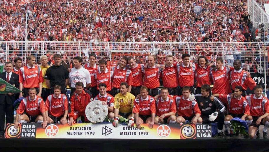 HAMBURG, GERMANY - MAY 09: 1. BUNDESLIGA 97/98 HAMBURGER SV - 1. FC KAISERSLAUTERN; KAISERLAUTERN DEUTSCHER MEISTER 1998; Das TEAM mit der MEISTERSCHALE (Photo by Bongarts/Getty Images)