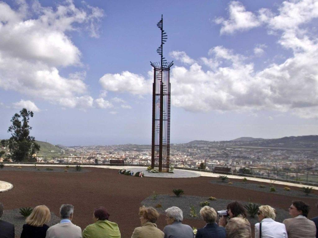 tenerife-disaster-memorial-photo[1]