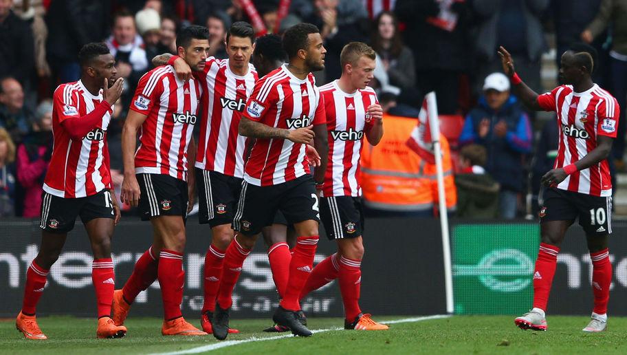 SOUTHAMPTON, ENGLAND - MARCH 20:  Graziano Pelle of Southampton (2L) celebrates with team mates as he scores their second goal during the Barclays Premier League match between Southampton and Liverpool at St Mary's Stadium on March 20, 2016 in Southampton, United Kingdom.  (Photo by Michael Steele/Getty Images)