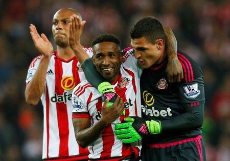 Britain Football Soccer - Sunderland v Everton - Barclays Premier League - The Stadium of Light - 11/5/16 Sunderland's Jermain Defoe celebrates with Vito Mannone after the game Action Images via Reuters / Jason Cairnduff