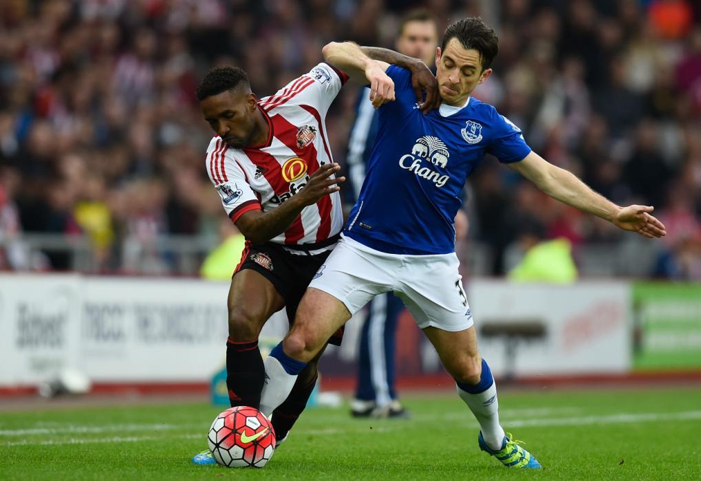 SUNDERLAND, ENGLAND - MAY 11: Jermain Defoe of Sunderland is tackled by Leighton Baines of Everton during the Barclays Premier League match between Sunderland and Everton at the Stadium of Light on May 11, 2016 in Sunderland, England. (Photo by Stu Forster/Getty Images)