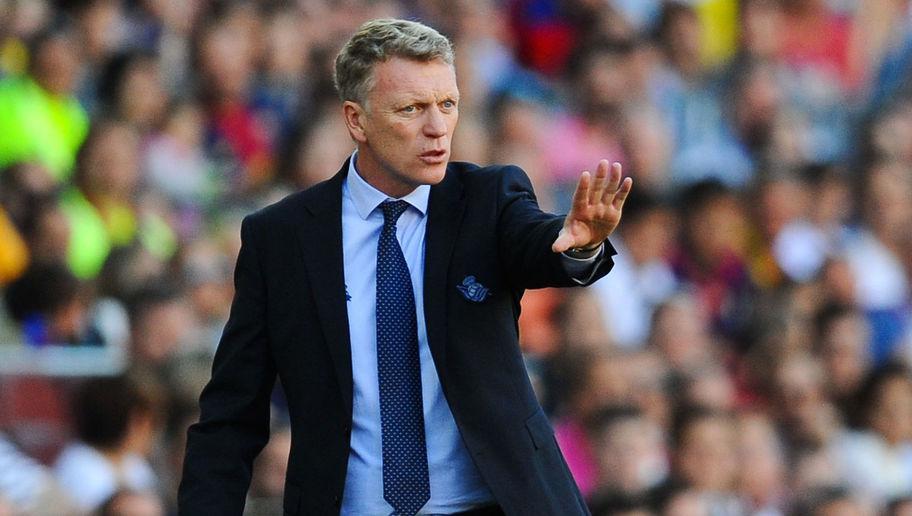 BARCELONA, SPAIN - MAY 09:  Head coach David Moyes of Real Sociedad directs his players during the La Liga match between FC Barcelona and Real Sociedad de Futbol at Camp Nou on May 9, 2015 in Barcelona, Spain.  (Photo by David Ramos/Getty Images)