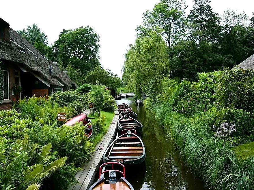 water-village-no-roads-canals-giethoorn-netherlands-10