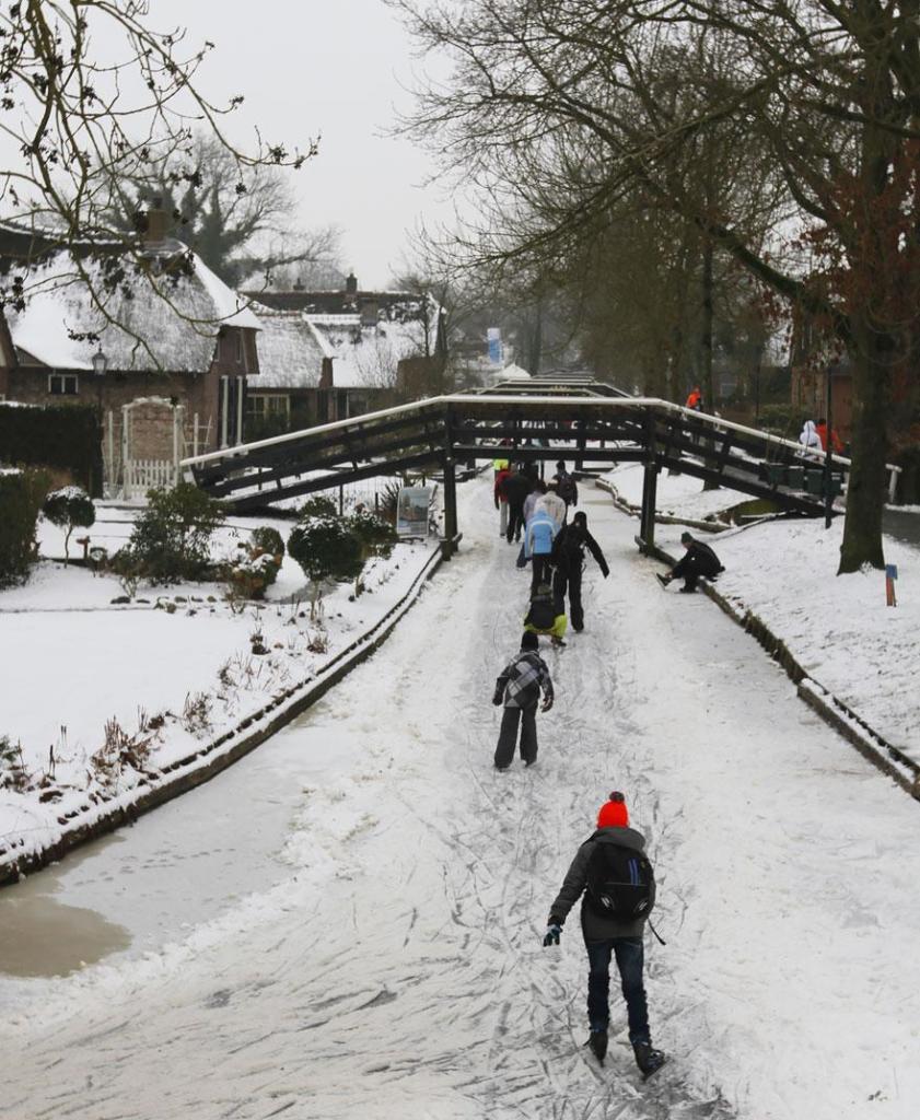 water-village-no-roads-canals-giethoorn-netherlands-11