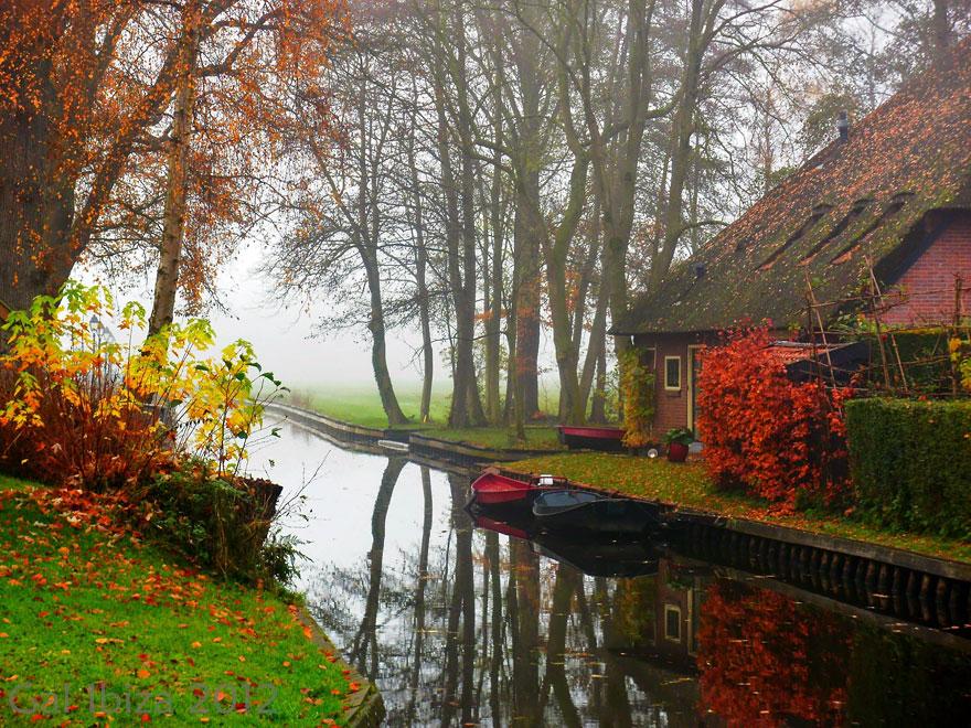 water-village-no-roads-canals-giethoorn-netherlands-13