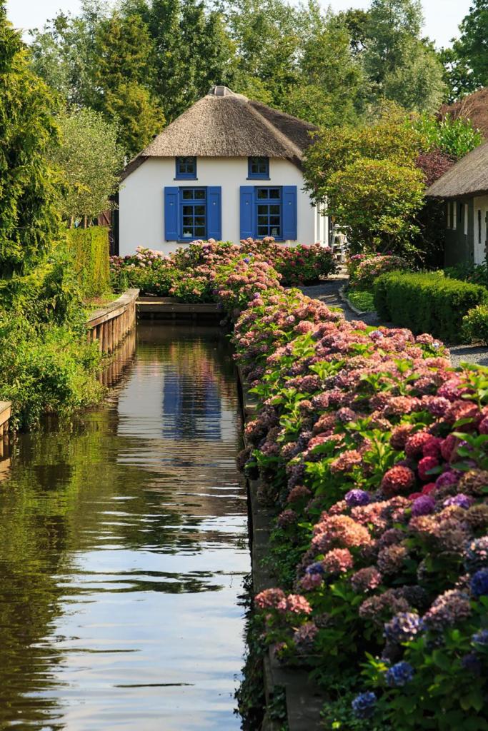 water-village-no-roads-canals-giethoorn-netherlands-4