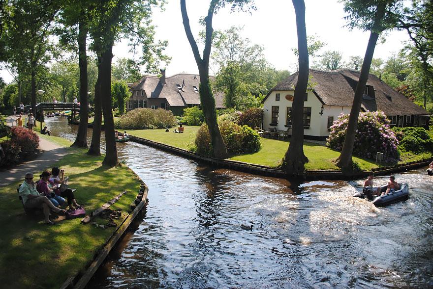 water-village-no-roads-canals-giethoorn-netherlands-5