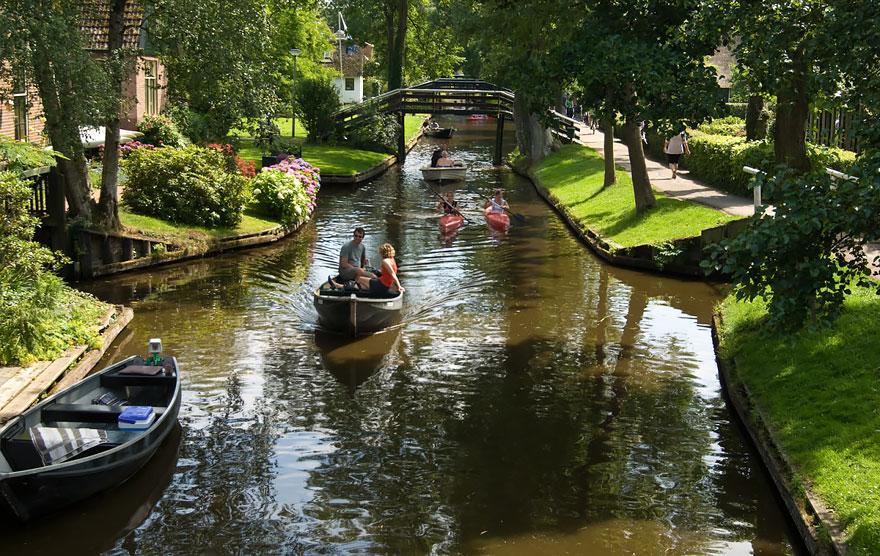 water-village-no-roads-canals-giethoorn-netherlands-6