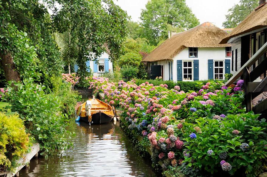 water-village-no-roads-canals-giethoorn-netherlands-9