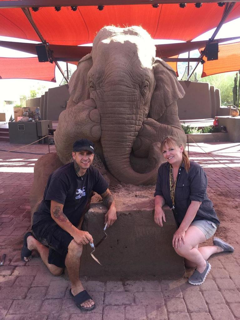 elephant-mouse-playing-chess-sand-sculpture-ray-villafane-sue-beatrice-5