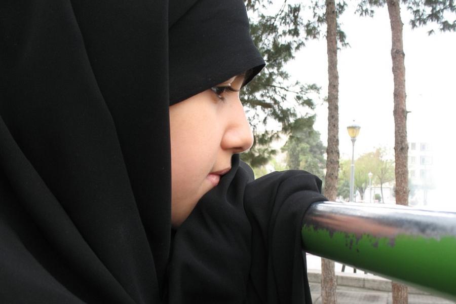 islam-women-girl-rail[1]