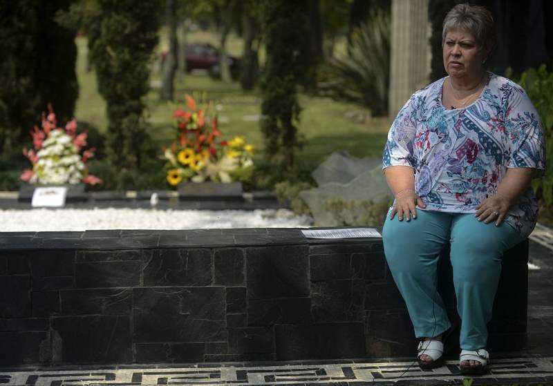 luz-maria-escobar-at-pablo-escobars-grave[1]