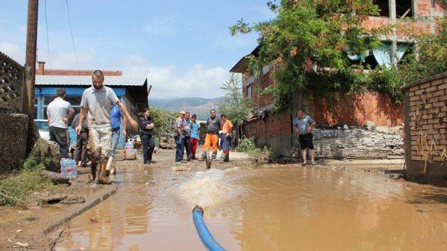 IMG_4575-8-8-16-Poplava-posledici-Cento-Skopje-800x600-640x426-640x360[1]