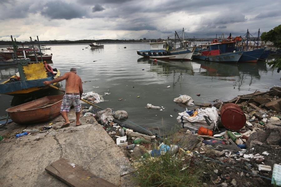 collecting-trash-boats