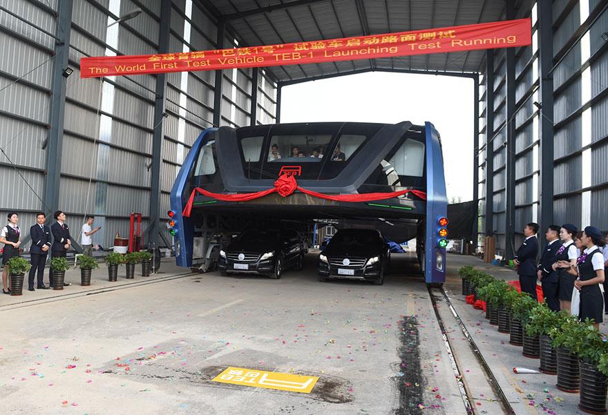 transit-elevated-bus-first-test-ride-qinhuangdao-china-2[1]