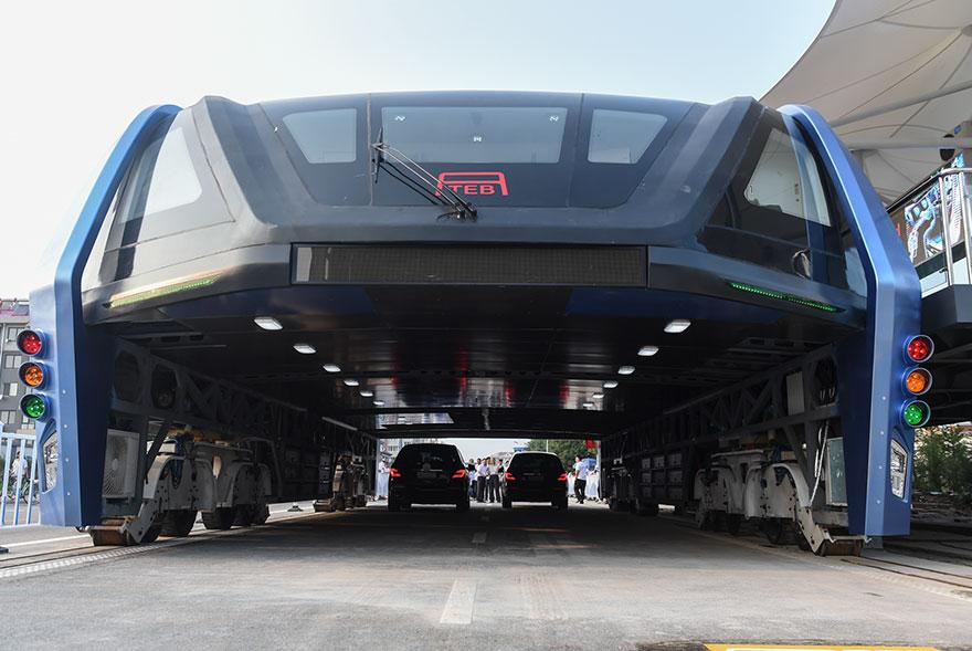 transit-elevated-bus-first-test-ride-qinhuangdao-china-3[1]