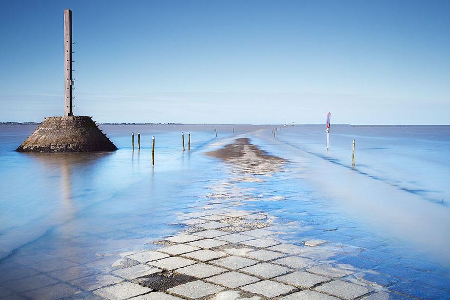 disappearing-road-passage-du-gois-france-10