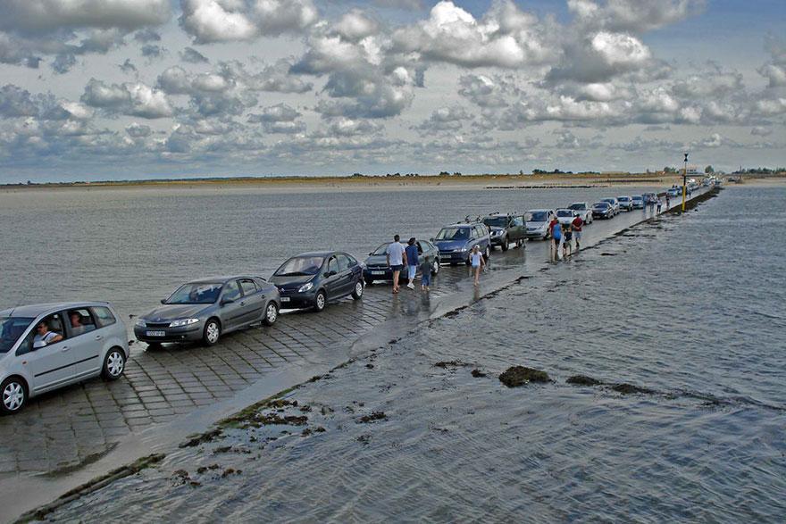 disappearing-road-passage-du-gois-france-4