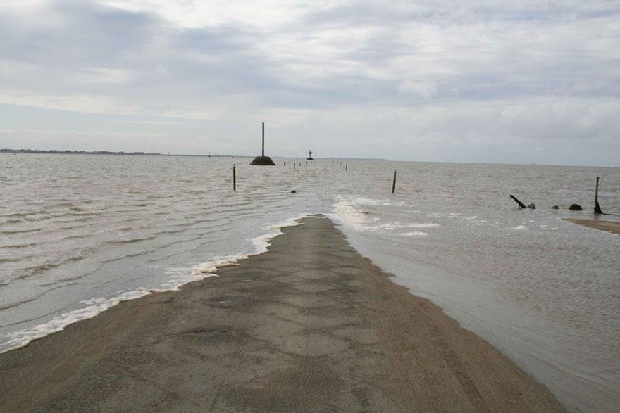 disappearing-road-passage-du-gois-france-8