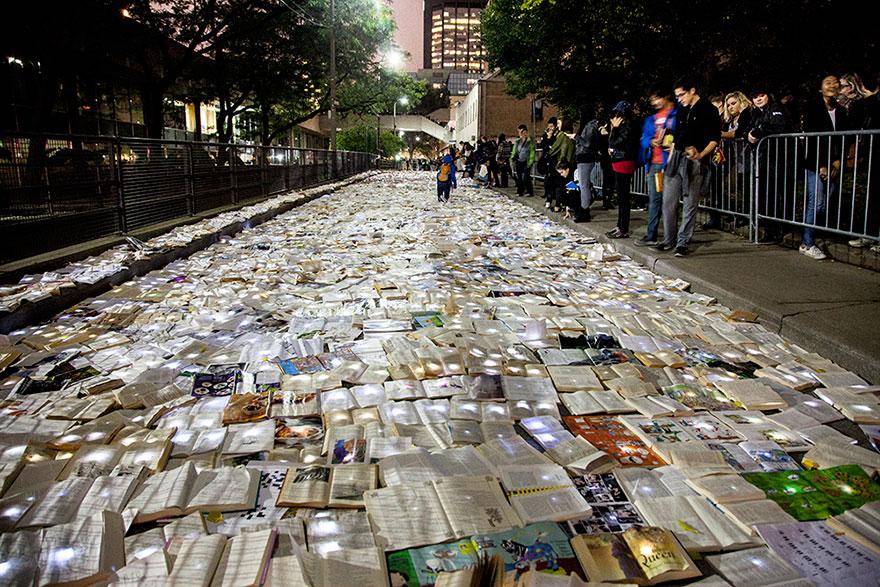 book-installation-literature-vs-traffic-luzinterruptus-toronto-8[1]