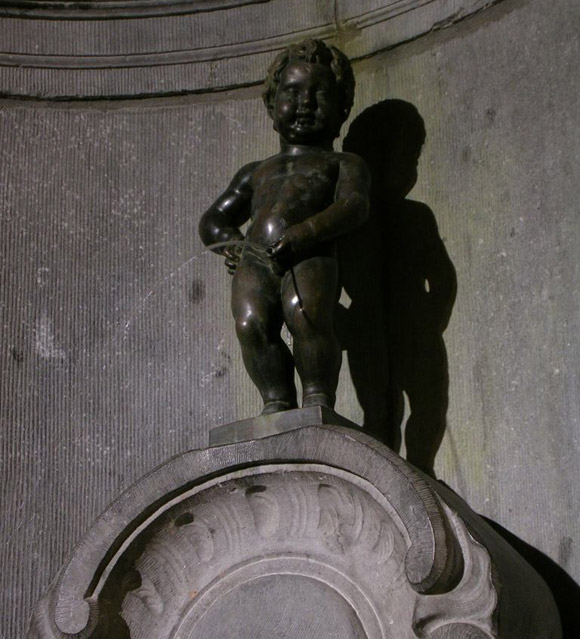 Top-10-Worlds-Most-Shocking-Fountainsmanneken-pis